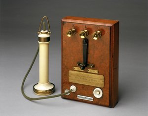 Teléfono Bell usado por la Reina Victoria en Osborne House, Isla de Wight, 1877-78 de English School